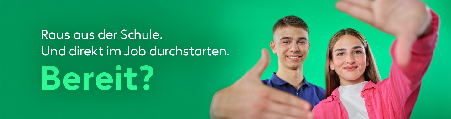 Zwei junge Menchen lächeln in die Kamera und strecken einladend ihre Hände aus.