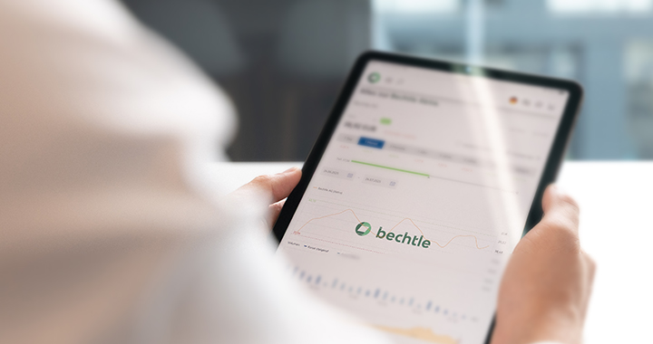 Mann hält ein iPad auf dem ein Aktienchart abgebildet ist