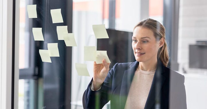 Eine Expertin arbeitet mit den Blocknotizen
