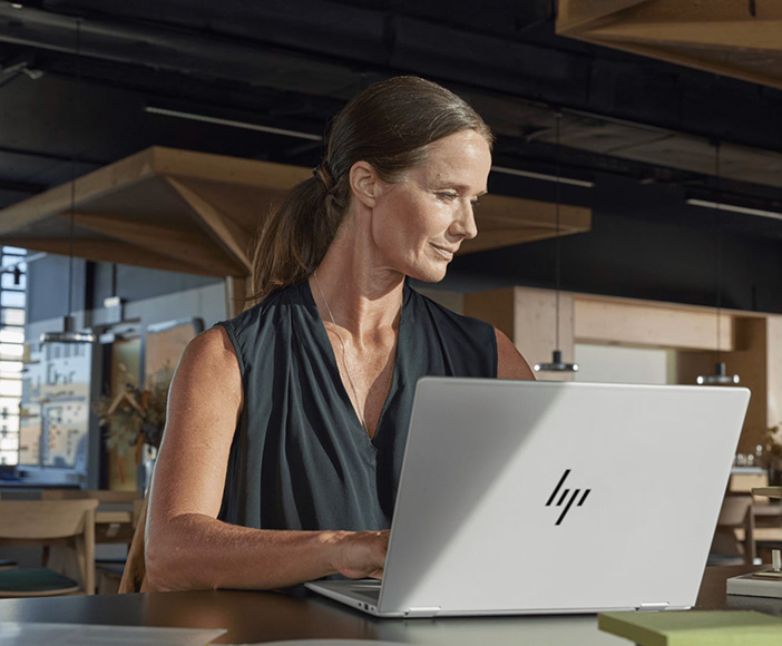HP Active Care - Woman working on notebook