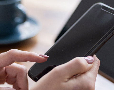 Finger tippen auf Smartphone