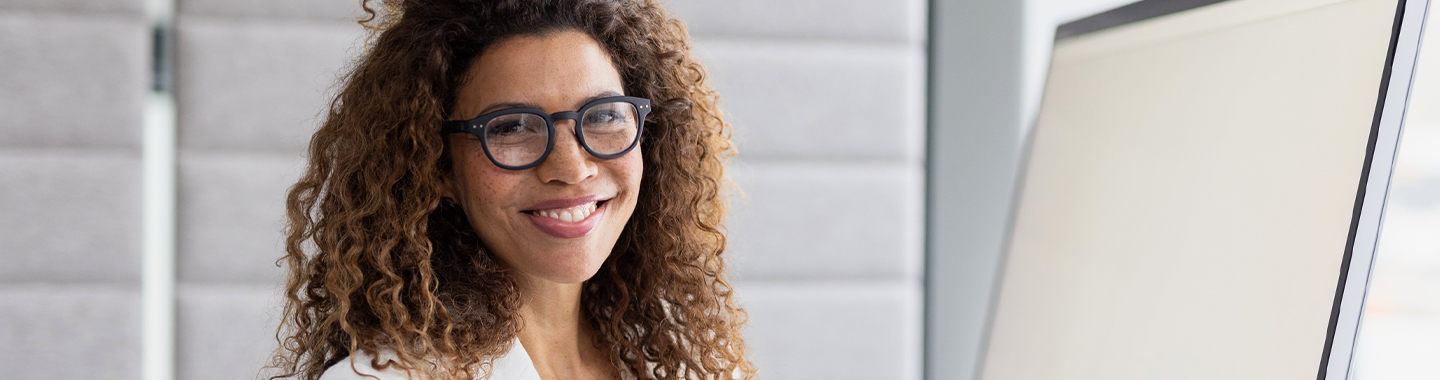 Eine Frau mit Brille im Büro