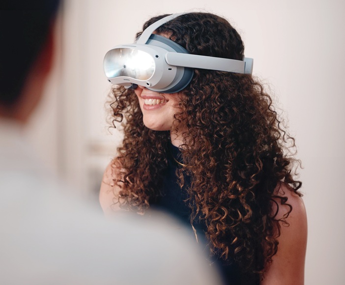 Ein Mädchen mit VR-Brille