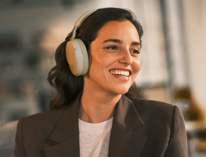 Jabra Evolve3-Serie. Frau im Büro, die mit dem neuen Evolve3-Headset arbeitet.