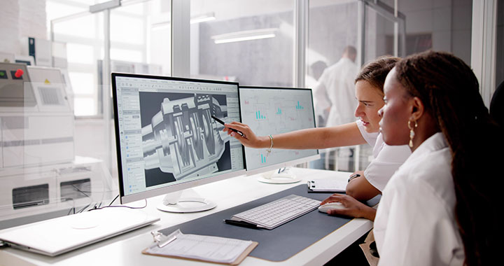 Team working in fron of desktop