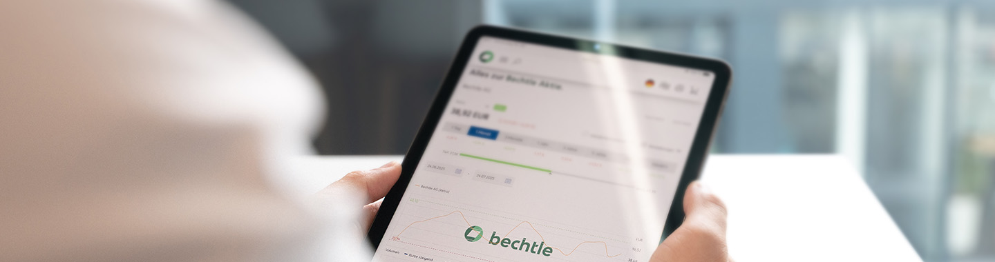 Mann hält ein Ipad auf dem ein Aktienchart abgebildet ist