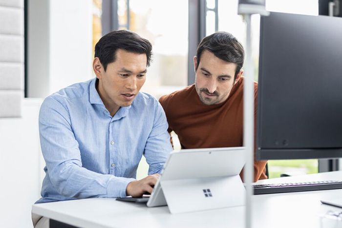 Zwei Männer arbeiten am Laptop