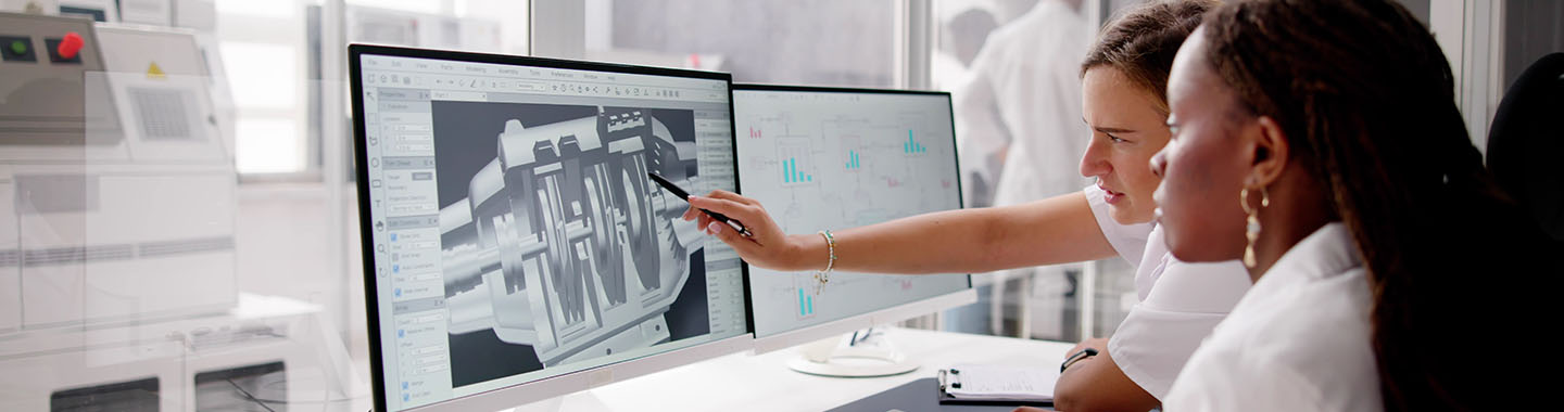 Team working in fron of desktop