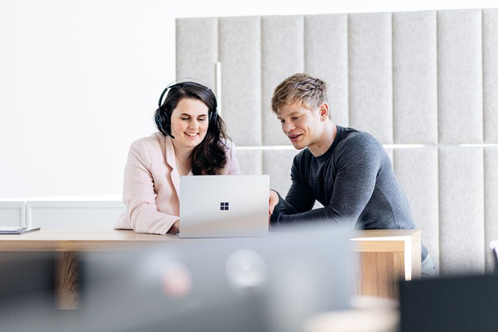 Zwei junge Menschen führen eine Besprechung am Laptop