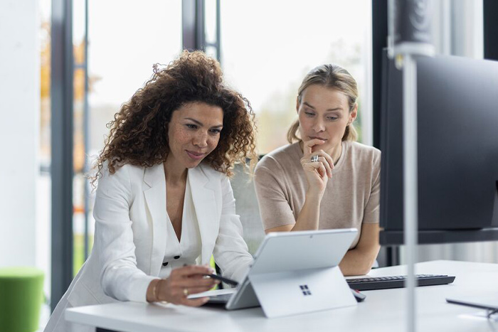Zwei Frauen arbeiten am Laptop