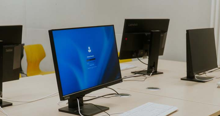 Bild von Monitoren in einer Schule