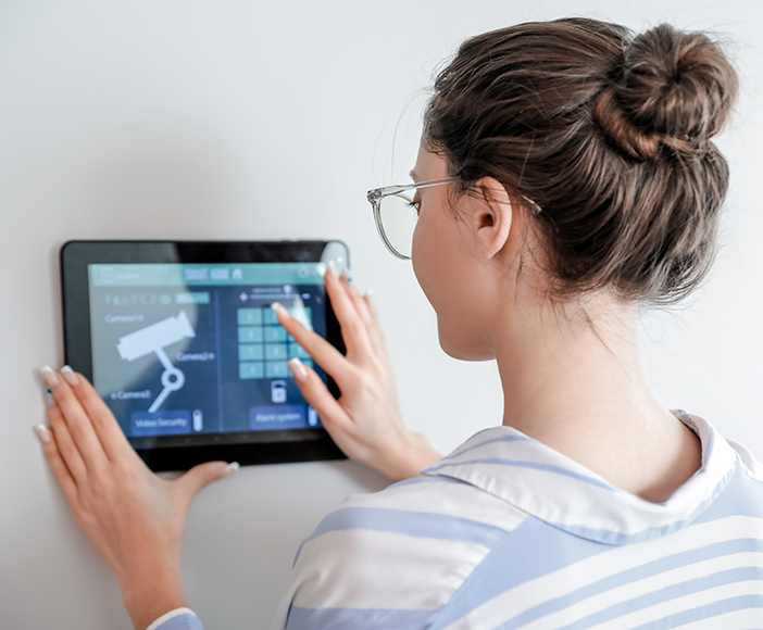 Eine Frau richtet Smart Home ein